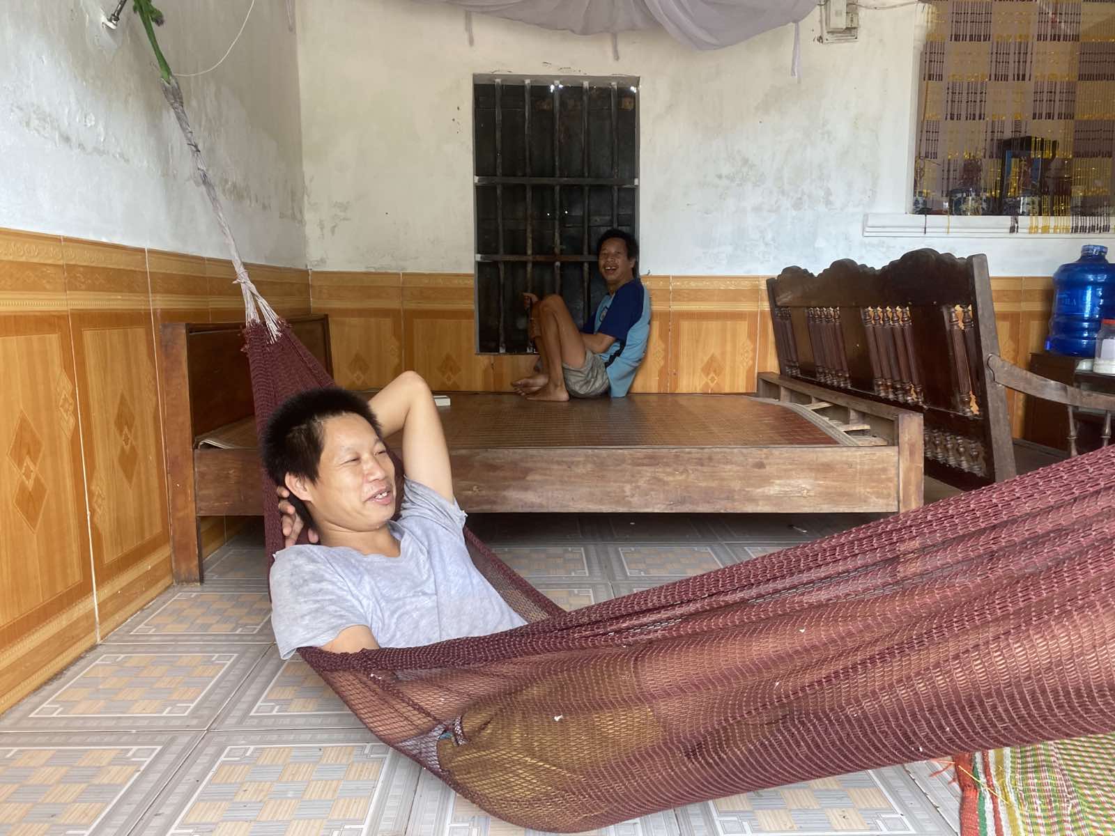 Mẹ già nuôi hai con là nạn nhân da cam 